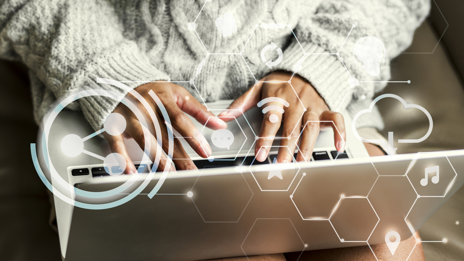 Mains tapant à l'ordinateur pour découvrir les outils numériques