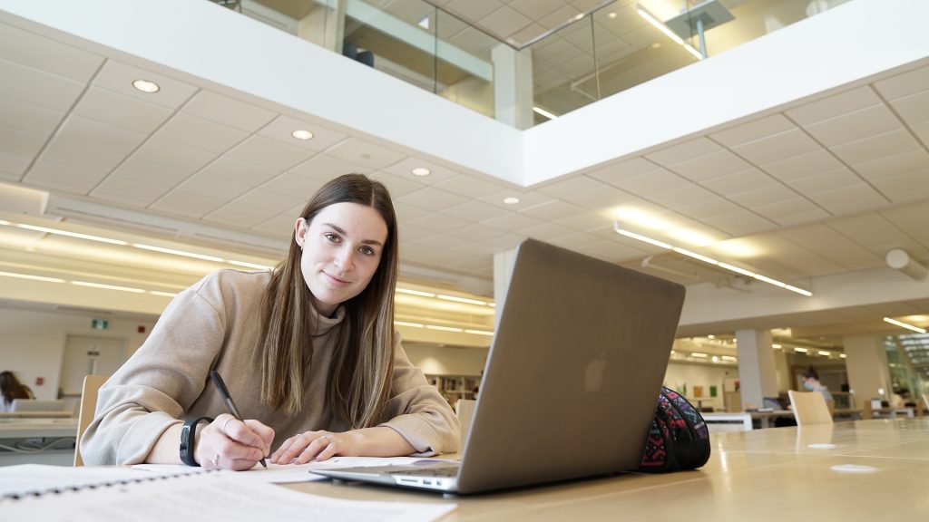 étudiante révisant à la bibliothèque