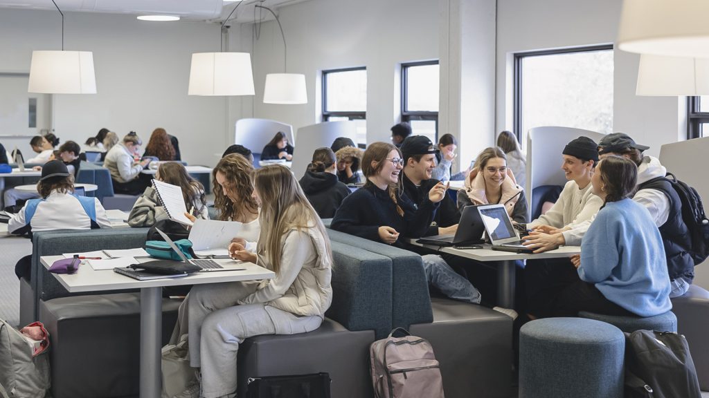 Groupes d'étudiants travaillant et discutant dans l'Espace collaboratif