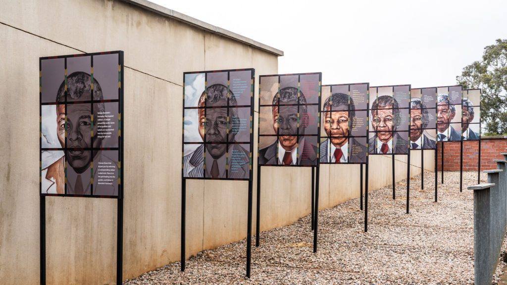Musée de l'Apartheid à Johannesburg avec des photos de gens sur un miroir - exposition