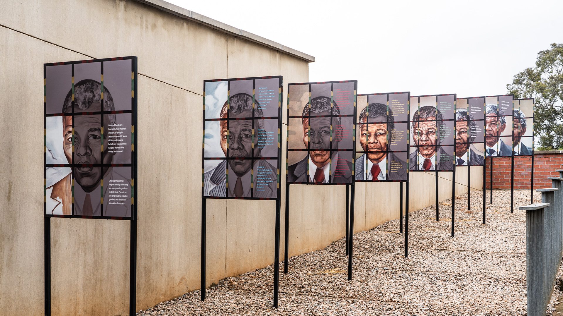 Musée de l'Apartheid à Johannesburg avec des photos de gens sur un miroir - exposition
