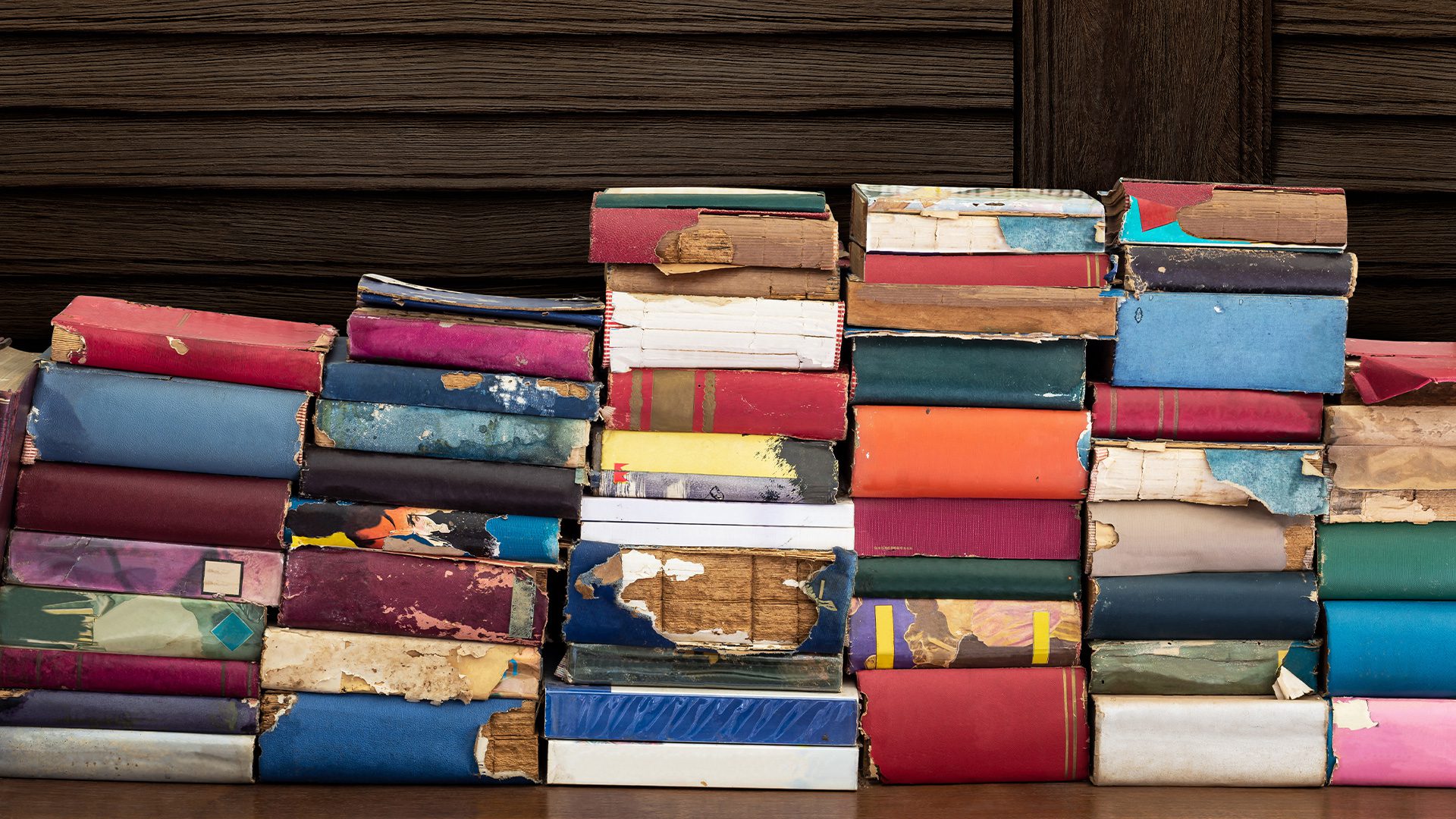 Piles de livres endommagés.